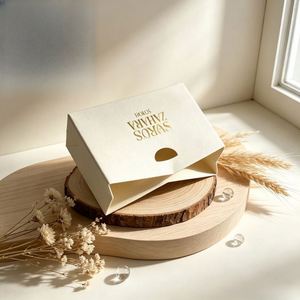 Sac cadeau en papier blanc crème avec logo imprimé feuille d'or à chaud, pochette en papier découpée avec poignée pour emballage cadeau de bijoux et vente au détail - Product Image 3