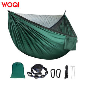 Hamaca doble para exteriores Woqi de 290 cm, de nailon, con mosquitera, ligera, para acampar, con mosquetón y estacas. - Product Image 3
