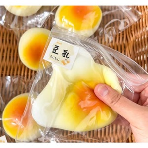 Divertido Juguete de Plástico Líquido con Forma de Leche de Soya: Juguete Antiestrés de Alta Estética - Product Image 4