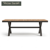 Table de salle à manger extérieure moderne avec plateau en plastique imitation bois et pieds en aluminium en X, ensemble de mobilier de patio pour hôtel, complexe hôtelier, restaurant, vente en gros personnalisée