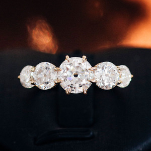 2,6 quilates Tapered <span class=keywords><strong>Trellis</strong></span> Five Stone Lab OEC Cut Moissanite 10K Anillo de compromiso de oro amarillo para mujeres - Product Image 1