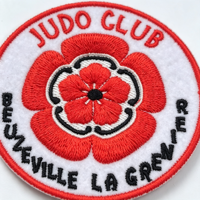 Écusson brodé rond personnalisé en feutre, logo du club de judo, écussons thermocollants, badge brodé fleur rouge pour uniforme et vêtements