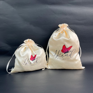 Bolsa de satén color marfil personalizada con cordón, bolsa guardapolvo de satén blanco roto con logotipo impreso a color y patrón de mariposa para empaque de joyería - Product Image 3