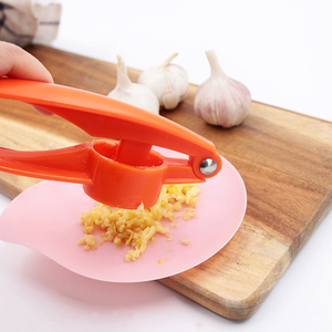 Venta caliente Utensilios de cocina Herramienta Manuel Ginger Mincer Peeler Trituradora de ajo Prensa de ajo de plástico de mano - Product Image 2