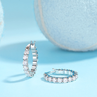 Boucles d'oreilles créoles en argent sterling 925 avec moissanite pour femme, à rangée unique et griffes partagées, style Huggie éternité