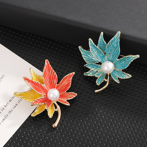 Broche de Hoja de Arce a la Moda, Aleación de Zinc con Incrustaciones de Perlas, Joyería para Mujer, Color Naranja y Azul, Forma de Planta, Decorativo - Product Image 1