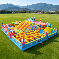 Parc d'attractions gonflable géant extérieur personnalisé pour usage commercial, avec château et parcours d'obstacles, en PVC, pour une ville de divertissement gonflable