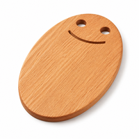 Plateau de service ovale en bois de chêne rouge avec logo personnalisé, motif visage souriant, idéal pour la présentation gastronomique en restaurant (vente en gros)