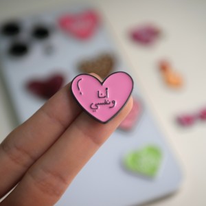 Nouveaux autocollants pour téléphone en émail doux rose tendance 2026 |   Motifs arabes et féminins gravés sur mesure |   Décoration de téléphone en stock - Product Image 5