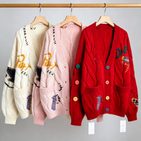 Cardigan en tricot torsadé de haute qualité à col en V avec broderie de lettres, patchwork et poches, épaules tombantes, pull doux pour femme