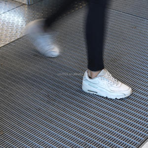 Precio de fábrica, rejilla de drenaje de zanja de acera galvanizada en caliente, materiales de construcción de seguridad, cubierta de zanja de rejilla de acero Q235 - Product Image 1