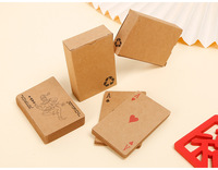 Publicité pour jeu de cartes sur table de poker en papier kraft. Cartes de poker pour divertissement, personnalisables avec logos.