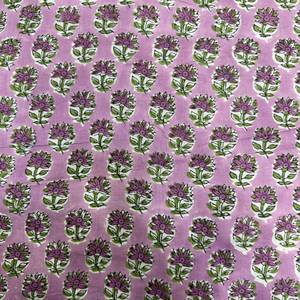 Tissu en coton imprimé à la main avec des fleurs roses et un motif de feuilles vertes |   Tissu imprimé ethnique indien traditionnel - Product Image 6