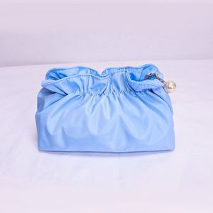 Sacs de rangement cosmétiques portables imperméables en nylon écologique multicolores pour femmes avec tirette de fermeture éclair perlée et plissé nuage personnalisé - Product Image 3