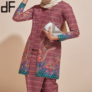 ชุดกระโปรงสีชมพูสำหรับผู้หญิงกระโปรงพิมพ์ลายดอกไม้และลายเรขาคณิตออกแบบได้ตามต้องการแฟชั่นผ้าบาติก - Product Image 5