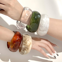 Bracelet Jonc en Résine Multicolore Grand et Large pour Femme, Accessoire Tendance pour le Poignet, Bijou de Mode 2024, Cadeau Idéal pour Elle