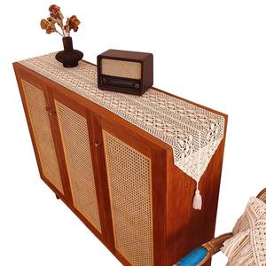 Chemin de table ajouré rétro en coton blanc style vintage avec pompons pour la décoration du salon et de la salle à manger - Product Image 3