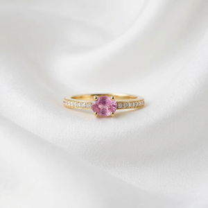 Anillo Etéreo con Zafiro Rosa Ovalado Cultivado en Laboratorio y Diamantes Redondos Cultivados en Laboratorio para boda y fiesta en Oro Amarillo de 14 Quilates, Joyería Fina - Product Image 1