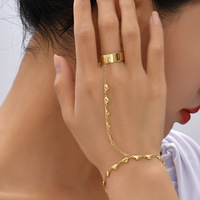 Bracelet personnalisé plaqué or avec maillons en forme de cœur, chaîne de main en acier inoxydable, bague de doigt, bijou délicat et minimaliste pour femme