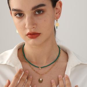 Collier double chaîne de luxe en forme de feuille avec perles blanches, chaîne de perles vertes et pendentif en acier inoxydable orné de diamants - Product Image 2