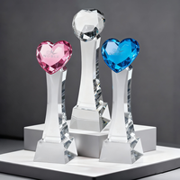 Trophées en cristal élégants avec des sommets en forme de cœur et de diamant, collection de design noble