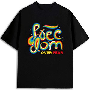 Camiseta Estampada Pride Over Fear para Hombre, 100% Algodón, 180 g/m², Manga Corta, Cuello Redondo, Transpirable, Diseño de Jersey, Impresión Serigrafiada - Product Image 1