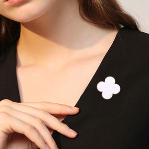Wholesale New Clover <strong>Brooch</strong> Simple Women's Coat Suit <strong>Brooch</strong> Clothing Chest Flower Lucky Clover Badge Party Banquet Jewelry - Product Image 2