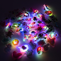 Vente en gros de breloque sabot pour chaussure en PVC coloré, tendance, personnalisée, LED avec cœur, fleur rouge, animal, accessoires en silicone