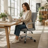 Chaise de bureau de luxe pivotante en cuir PU à dossier moyen avec accoudoirs chromés incurvés