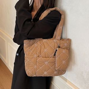 Nouveau design, sac fourre-tout matelassé portable et durable pour femme, grande capacité, imprimé floral, sac rembourré moelleux pour l'automne-hiver - Product Image 5