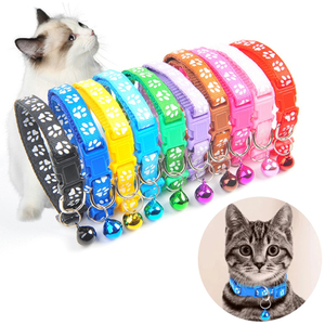 Collar de nailon ajustable con estampado de pata para mascotas, Collar con campana multicolor para perros y gatos, venta al por mayor - Product Image 1