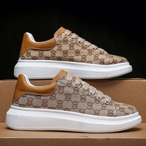 Chaussures de marche à semelle épaisse tendance street style avec logo de marque personnalisé, antidérapantes et rehaussantes, chaussures décontractées - Product Image 1