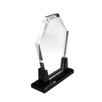 Trophée moderne en acrylique géométrique, plaque en plexiglas transparente gravée au laser personnalisée avec un élégant support noir