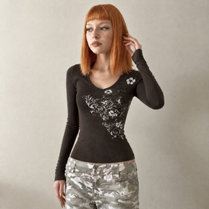 Camiseta de punto vintage con cuello en V y estampado, manga larga, cintura ajustada, corte slim, estilo versátil para chicas modernas, ideal para otoño e invierno. - Product Image 1