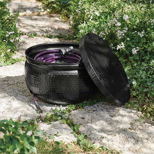 Pot à tuyaux en aluminium robuste avec finition sculptée à la main, design moderne et luxueux pour tuyaux de jardin lourds, rangement extérieur sans désordre - Product Image 1