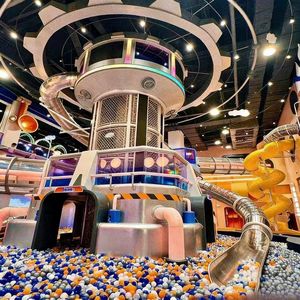 Structure de jeu intérieure personnalisée avec piscine à balles interactive, toboggans LED, structures d'<span class=keywords><strong>escalade</strong></span>, matériaux PVC/vinyle, thème personnalisé, équipement de jeu souple - Product Image 1