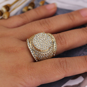Anello da Uomo Dorato con Cristalli Pavé, Accessorio Moda Audace per Ogni Giorno e Festa - Product Image 4