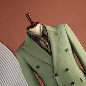 Ensemble de <span class=keywords><strong>costume</strong></span> 2 pièces vert croisé pour <span class=keywords><strong>homme</strong></span>, style italien, blazer col en V et <span class=keywords><strong>pantalon</strong></span> en tissu peigné infroissable, idéal pour les galas et les tapis rouges - Product Image 2