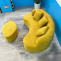 Platzsparendes, komprimiertes Sofa-Set: Modernes, geschwungenes Loveseat aus Stoff, umwandelbar, für kleine Wohnungen