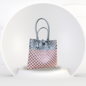 Vente en gros de sacs à main pour femmes tendance faits à la main en plastique de qualité supérieure en matériau recyclé rose motif Lurik marque Sembagi - Product Image 4