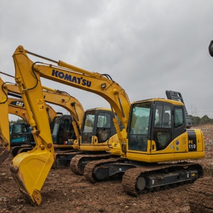 Excavatrice sur chenilles Komatsu PC110-7 d'occasion, 11 tonnes, d'origine japonaise, pour travaux de construction. - Product Image 1