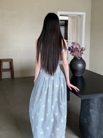 Robe longue élégante bleu clair et blanc à carreaux, asymétrique à une épaule, sans manches, cintrée à la taille avec lien latéral, broderie florale personnalisée, coupe ample évasée