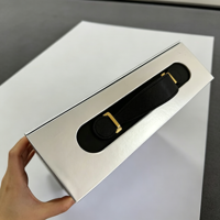 Boîte cadeau rigide de luxe personnalisée avec poignée en cuir, emballage en papier magnétique pour la mode, la beauté, les bijoux, les parfums et les cadeaux d'entreprise