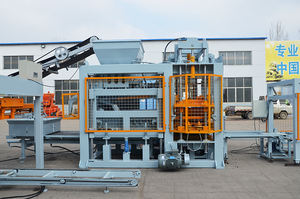 Hydraulisch angetriebene <span class=keywords><strong>QT8</strong></span>-<span class=keywords><strong>15</strong></span> automatische Betonblock herstellungs maschine neuer Zustand weit verbreitete Ziegel produktions linie - Product Image 3