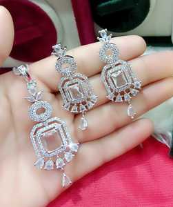 Ensemble de pendentifs en diamant américain Cz Stone Party Wear Premium Design Jewellery Handmade Bulk Product - Product Image 3