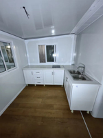 Maison conteneur pliable en acier 20/40 pieds, villa de luxe préfabriquée et portable, respirante, avec panneaux sandwich 50/75 mm, pour hôtel et appartement