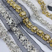 Garnitures de dentelle perlée en maille de strass à coudre à motif 3D pour vêtements et textiles de maison