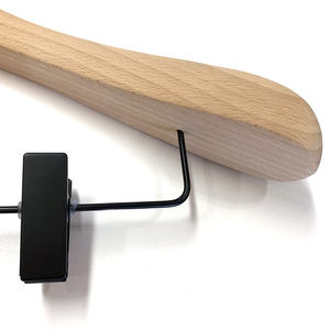 Vendita calda di lusso personalizzato cappotto di marca appendiabiti in legno di frassino appendiabiti con clip - Product Image 4