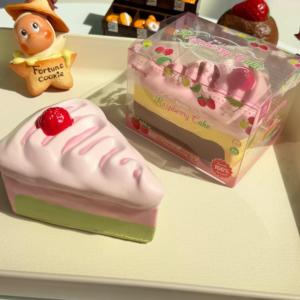 Juguete Antiestrés de Estilo Moozy con Forma de Pastel de Frambuesa, de Rebote Lento, Suave al Tacto, con Sonido, Novedoso y Divertido - Product Image 1