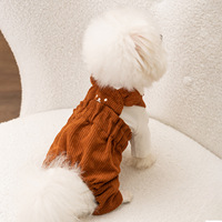 Vêtements pour animaux de compagnie : Tenues mignonnes en une seule pièce adaptées aux petits chiens et chats. Pantalons en velours côtelé avec ceinture, pantalons avec ceinture à motif d'ours. Vente en gros